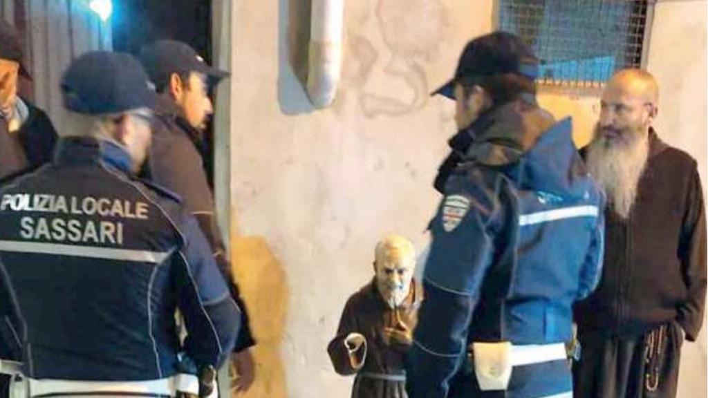 Sassari: porta via la statua di Padre Pio, il parroco va a farsela restituire