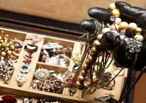 Cascina, assalti di sera nelle abitazioni: rubati diamanti, gioielli e orologi
