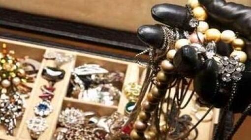Cascina, assalti di sera nelle abitazioni: rubati diamanti, gioielli e orologi