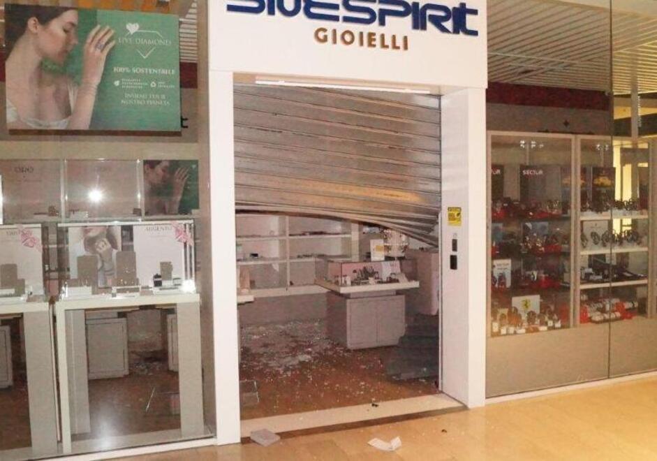 Furto con spaccata nella gioielleria. Il bottino sfiora i 250mila euro 