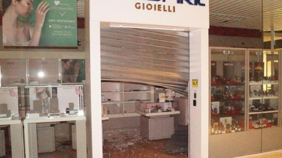 Furto con spaccata nella gioielleria. Il bottino sfiora i 250mila euro