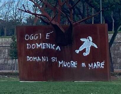 Scritta sulla scultura a porta Sant’Anna per ricordare la tragedia di Cutro