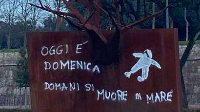 Scritta sulla scultura a porta Sant’Anna per ricordare la tragedia di Cutro