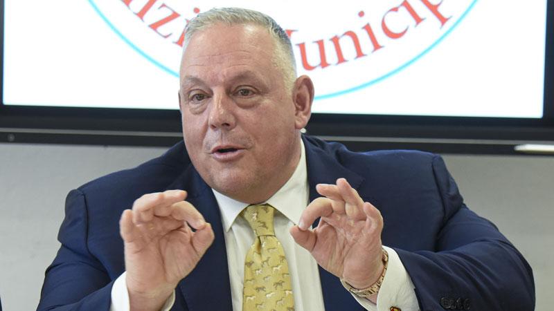 «Sindaco devi dimetterti»