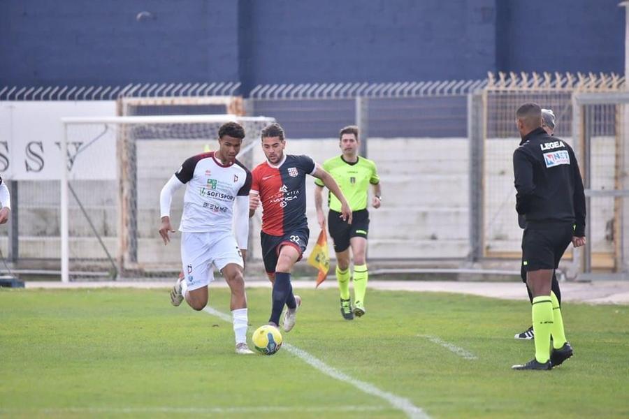 
	Il difensore del Pontedera Marcandalli durante il match con la Torres (Foto Sanna/Torres)

