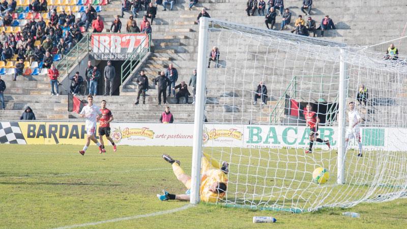 Lucchese, non basta l’uomo in più. L’Ancona acciuffa il pari nel finale 