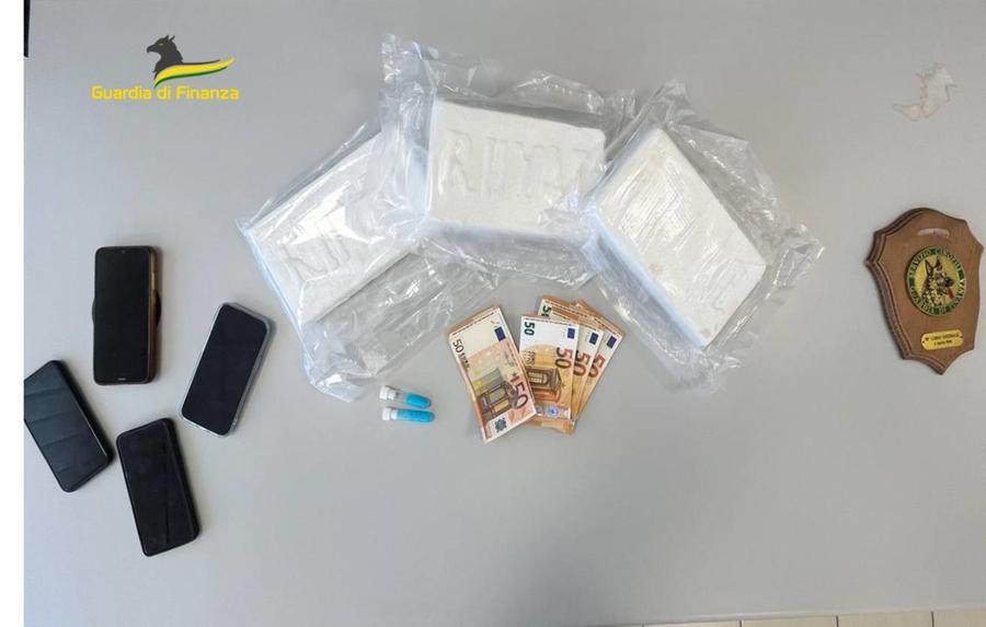 
	I panetti di droga nascosti nella borsetta&nbsp;

