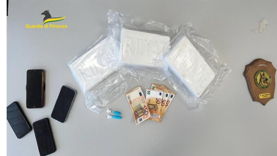I panetti di droga nascosti nella borsetta 