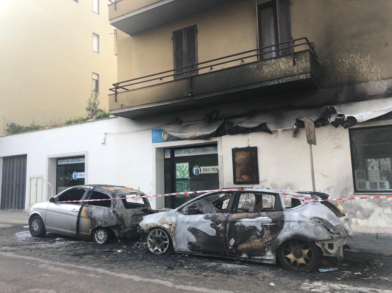Alghero, auto incendiate in pieno centro: le fiamme avvolgono un palazzo 