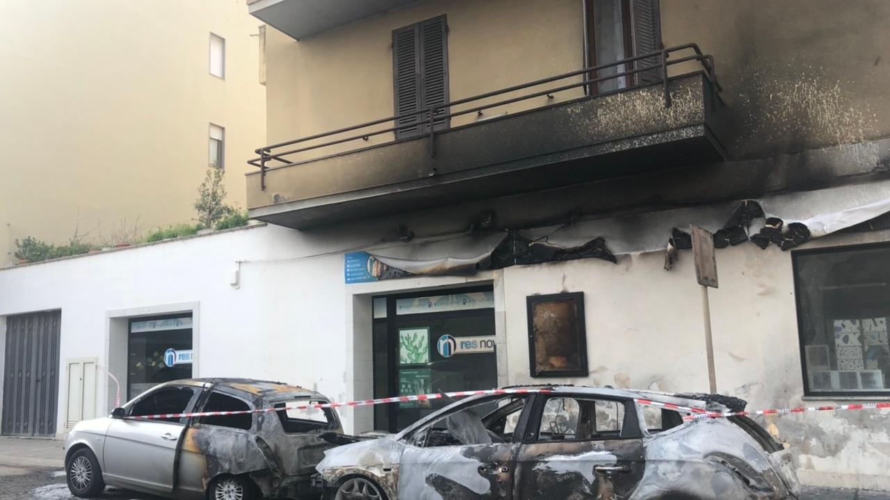 Alghero, auto incendiate in pieno centro: le fiamme avvolgono un palazzo