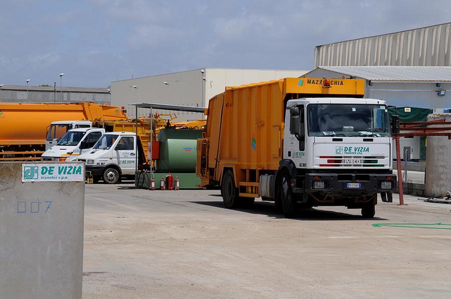 
	I compattatori della De Vizia nel piazzale dell'impresa

