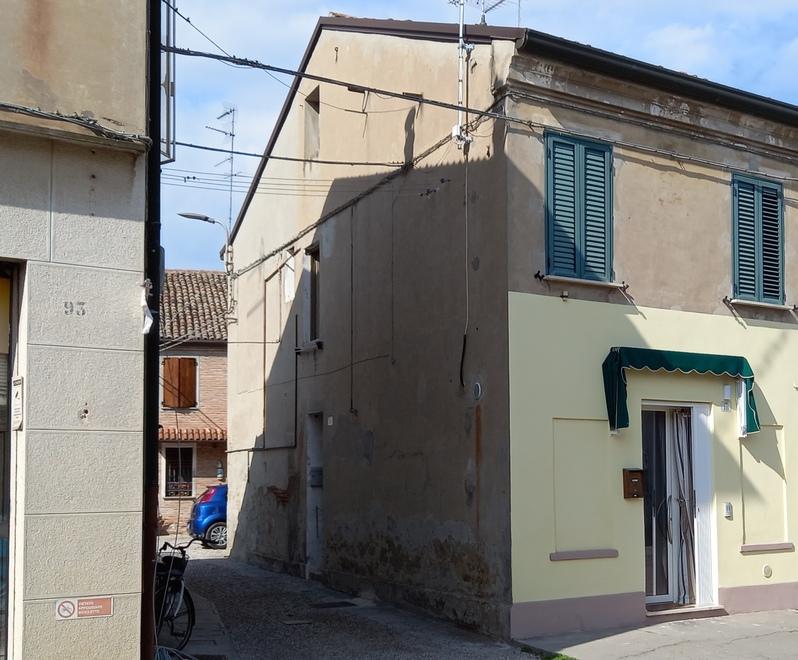 Copparo, anziano da solo in casa: trovato incosciente a terra