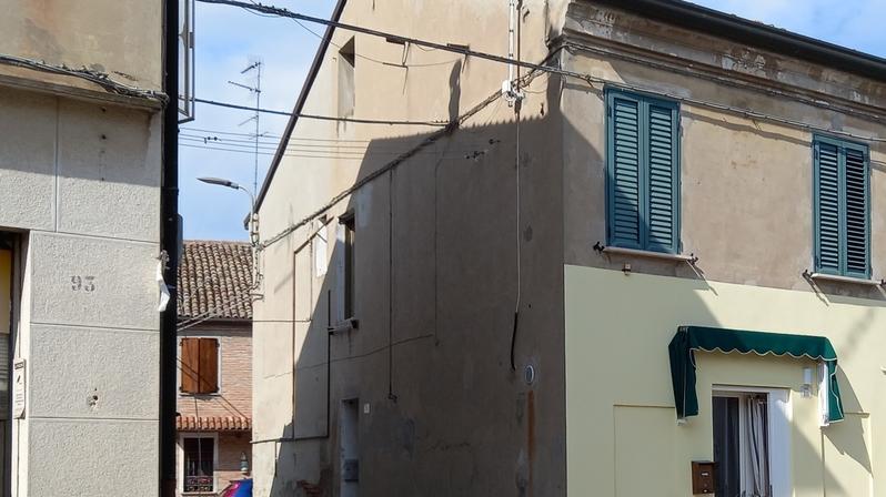 Copparo, anziano da solo in casa: trovato incosciente a terra