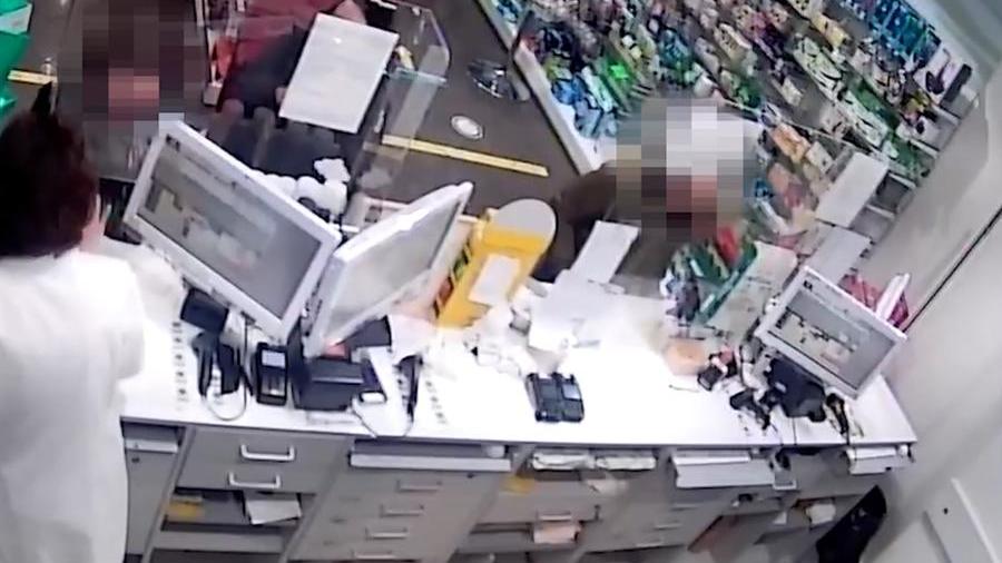 Livorno, arrestato il rapinatore della farmacia Pellini: è un uomo di 54 anni – Video