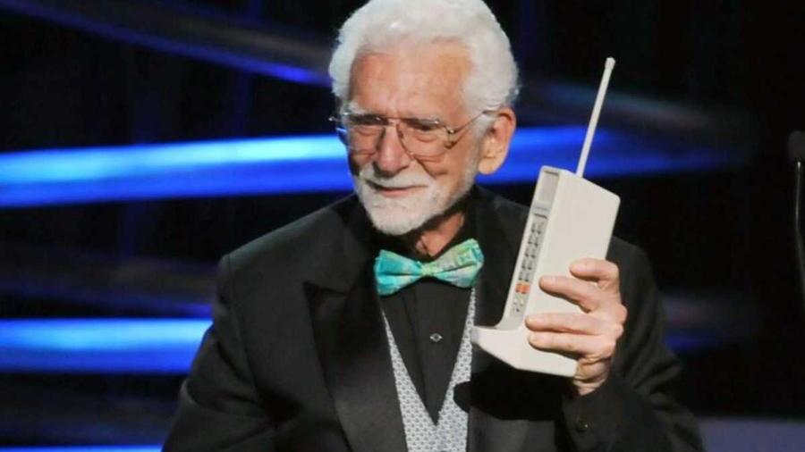 Quarant’anni fa il primo cellulare “mattone”: pesava un chilo e costava 4mila dollari