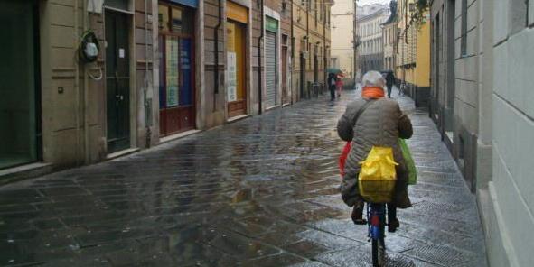 Lucca, aggressione choc in centro: anziana presa a pugni in strada