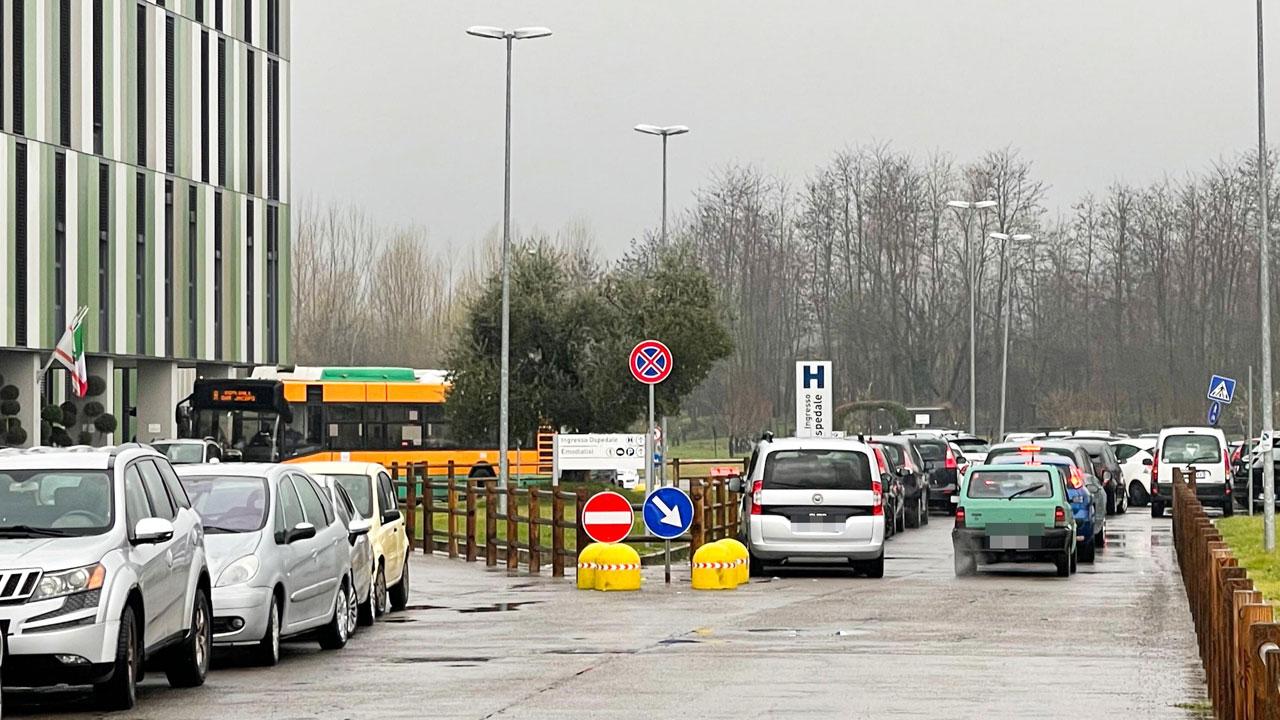 Pistoia, bus bloccati da auto in divieto di sosta: «Servono multe nel parcheggio del San Jacopo»