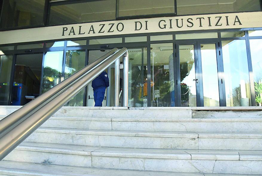 Sputi, offese e auto danneggiate: ritenuto responsabile di stalking dovrà anche risarcire i vicini