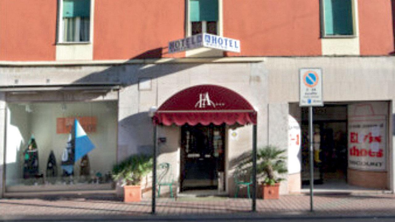 Alberghi a Piombino, un affare di famiglia: anche l’Ariston ai Mariani