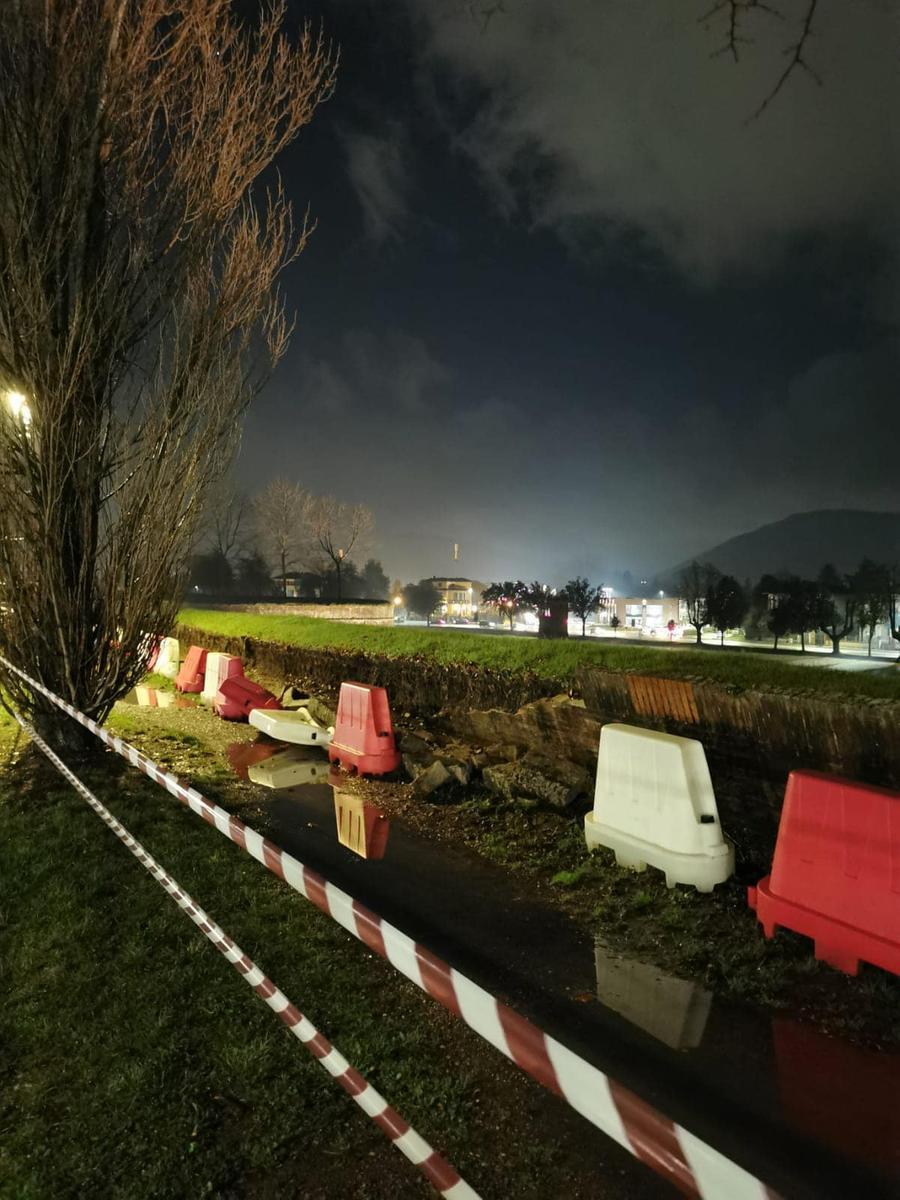 La pioggia fa crollare un lungo tratto del parapetto interno delle Mura