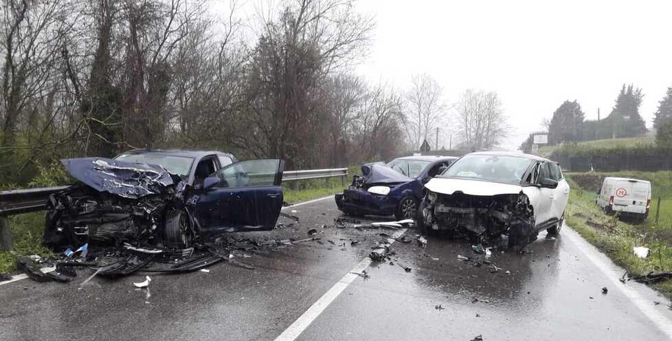 Lucca, scontro frontale sulla via per Pisa: tre feriti