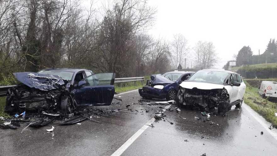 Lucca, scontro frontale sulla via per Pisa: tre feriti