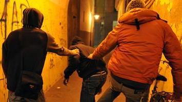 Firenze, accerchiato e colpito con una catena: 14enne ferito al volto dai coetanei