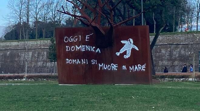 Pierotti spiega la sua “protesta”: «La scultura è merce di scambio»