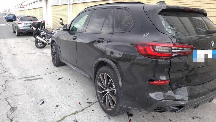 L'auto danneggiata dove il settantaquattrenne si è schiantato (foto Daniele Stefanini/Silvi)
