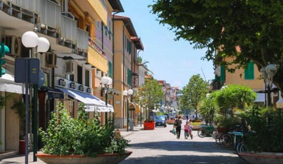 Forte dei Marmi, folle corsa con la Porsche Carrera: rischia un frontale e viene fermato
