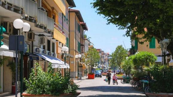 Forte dei Marmi, folle corsa con la Porsche Carrera: rischia un frontale e viene fermato