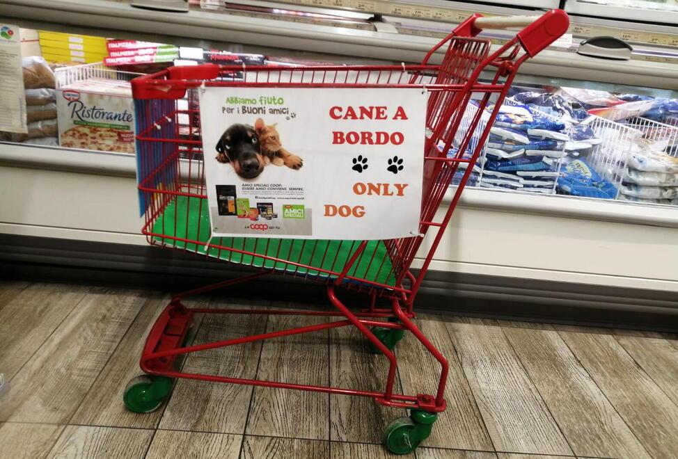 Al negozio Unicoop di Maresca arrivano i carrelli per i cani