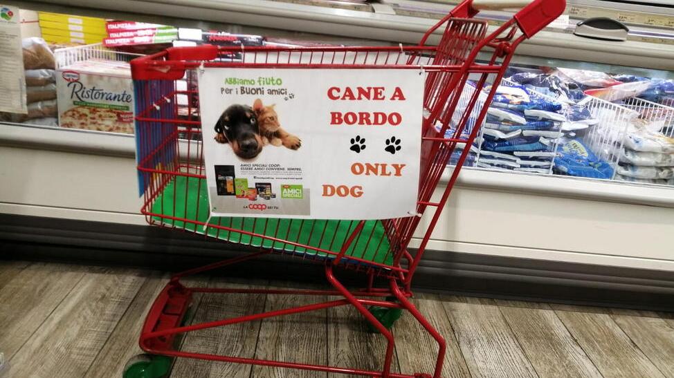 Al negozio Unicoop di Maresca arrivano i carrelli per i cani