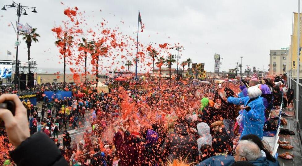 Viareggio, la forza dei coriandoli arancio contro la violenza di genere