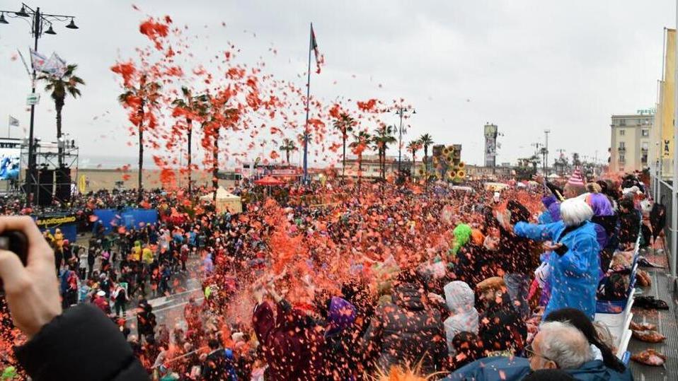 Viareggio, la forza dei coriandoli arancio contro la violenza di genere
