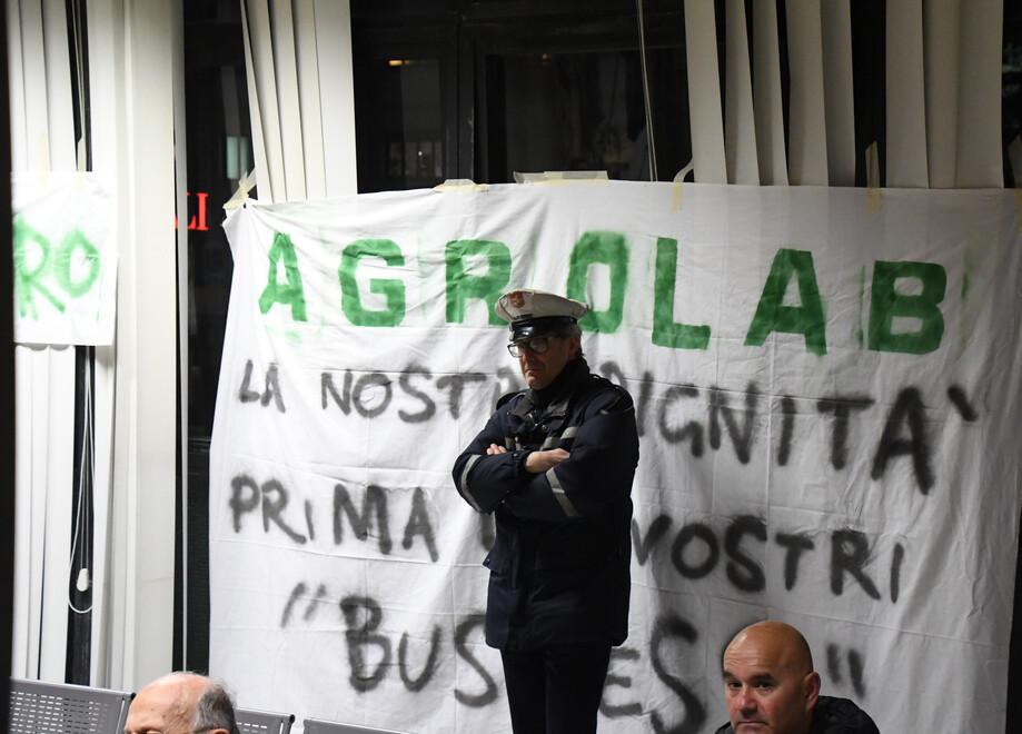 Carrara, la vertenza Agrolab in consiglio comunale: mozione unanime