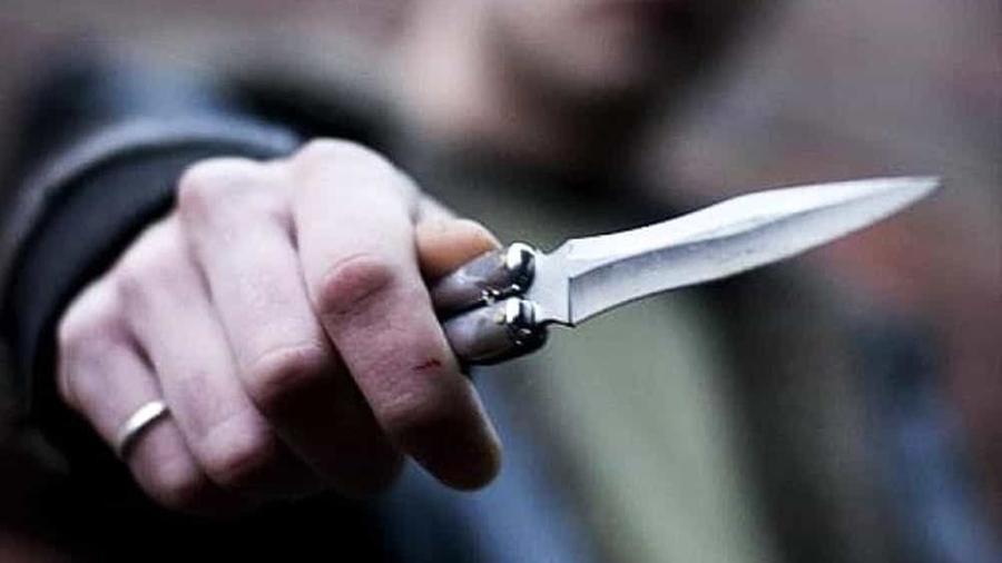 Ciclista bloccato e rapinato con un coltello, bottino da 15mila euro