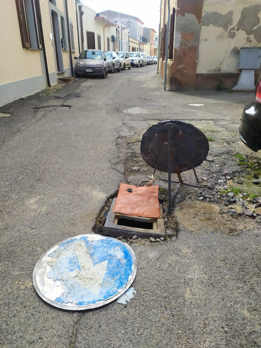 
	Il tombino che il Comune non ripara in via Angioy a Oristano

