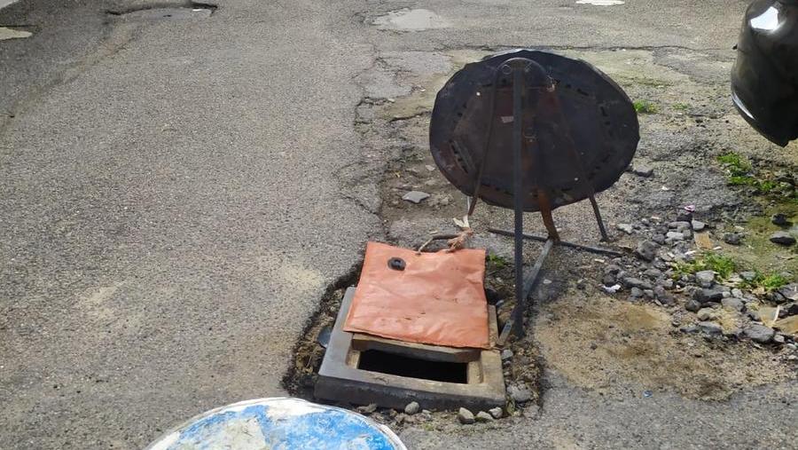 Il tombino che il Comune non ripara in via Angioy a Oristano