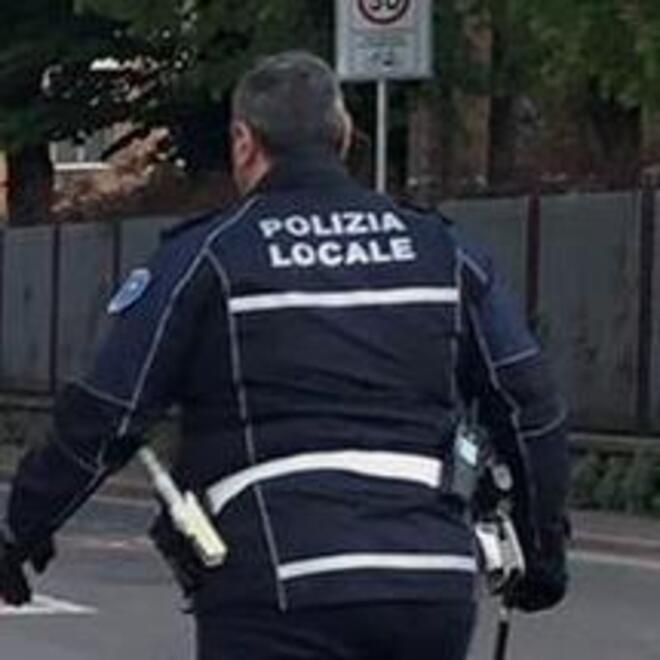 Sbanda in scooter e finisce contro un palo