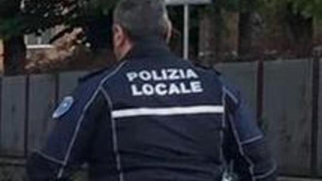 Sbanda in scooter e finisce contro un palo