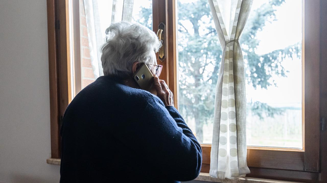 Un'anziana sola al telefono (foto d'archivio)