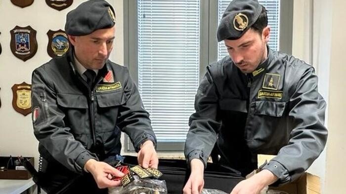 Porto Garibaldi, abiti e accessori contraffatti sequestrati