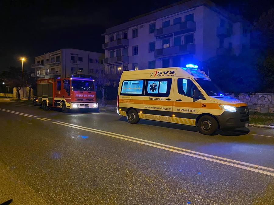 
	Un'ambulanza della Svs e i vigili del fuoco (foto d'archivio)

