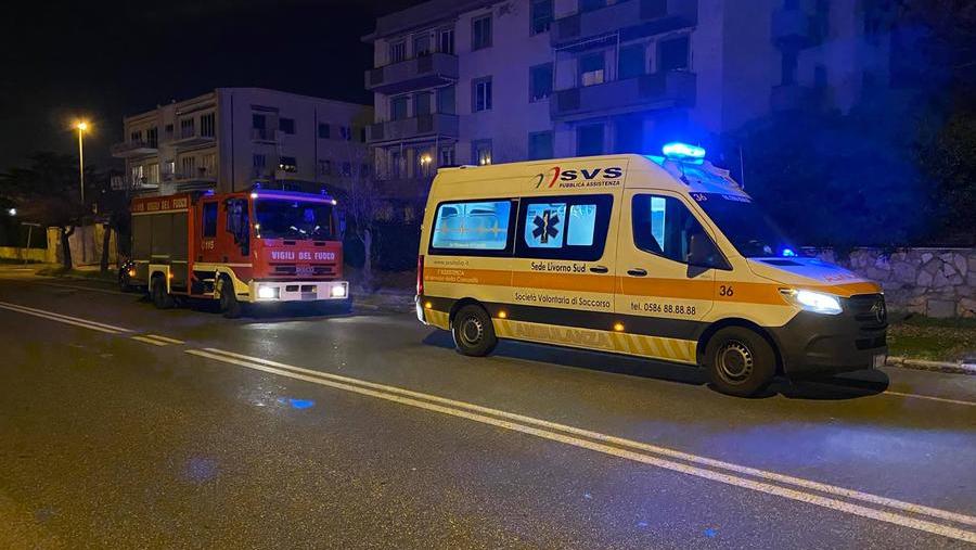 Un'ambulanza della Svs e i vigili del fuoco (foto d'archivio)