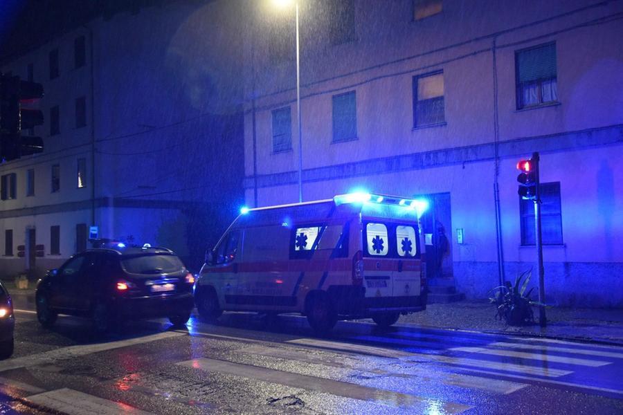 
	L'ambulanza davanti all'abitazione in cui sono stati trovati morti un uomo e una donna

