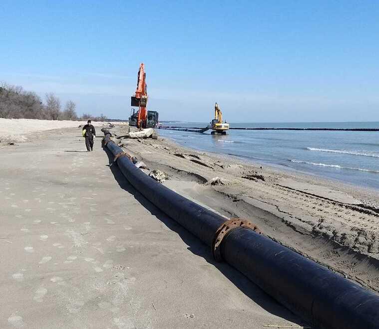 Comacchio, via al maxi ripascimento sulla costa: arriva la sabbia contro l’erosione