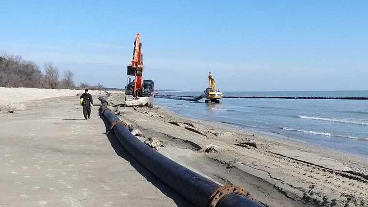 Comacchio, via al maxi ripascimento sulla costa: arriva la sabbia contro l’erosione
