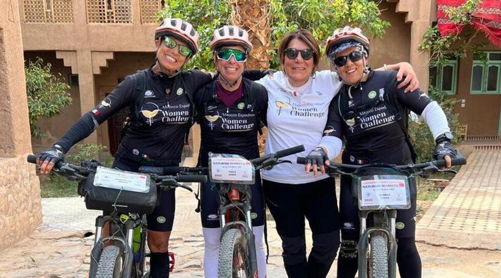 Rita Nonnis assieme alle donne con cui in Marocco ha percorso 400 chilometri in bicicletta