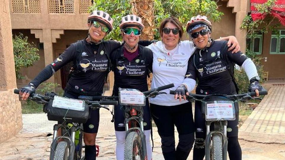 Rita Nonnis assieme alle donne con cui in Marocco ha percorso 400 chilometri in bicicletta